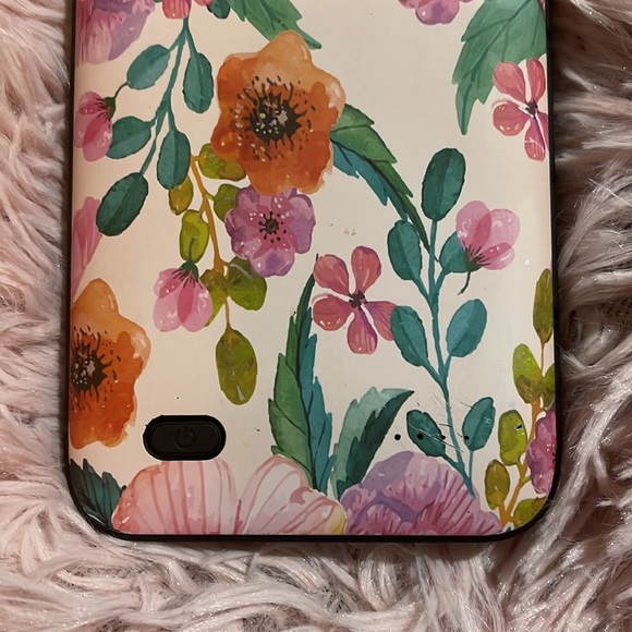 Hi! I am selling my IPhone 11 Pro Max Charging case you can charge it - Picture 4 of 7